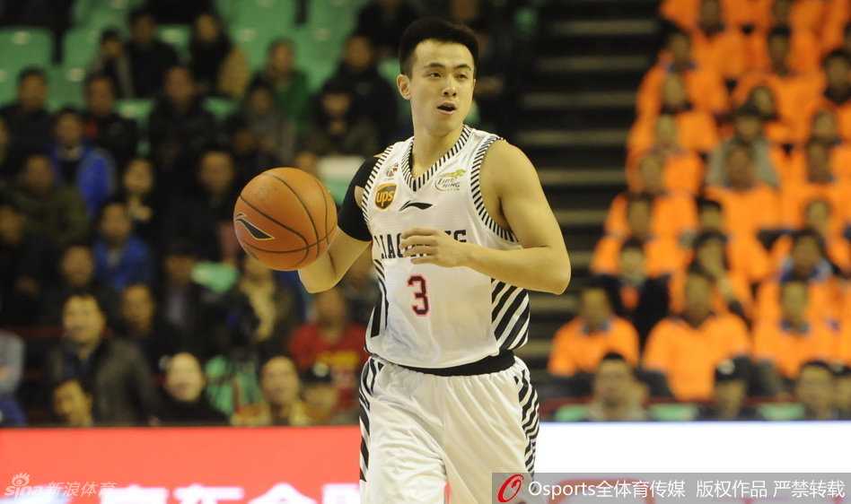 辽苏对决经典重温:篮下铁血与后卫尖刀的激情碰撞 篮下瞬间成为激烈战场,韩德君与江苏内线球员肌肉贲张,在狭小的空间内奋力争抢篮板球位置,火药味十足。