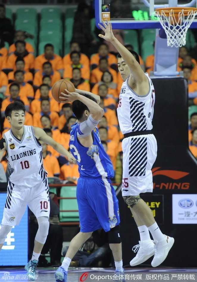 辽苏对决经典重温:篮下铁血与后卫尖刀的激情碰撞 兰多夫持球面框,面对廉明的贴防,他利用灵活的脚步寻找出手空间,准备用标志性的跳投为江苏队取分。
