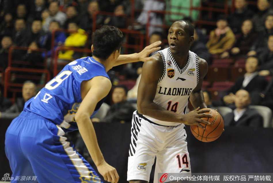 辽苏对决经典重温:篮下铁血与后卫尖刀的激情碰撞 辽宁队长杨鸣运球推进,眼神坚毅,指挥着球队的进攻节奏,如同一位冷静的战场指挥官。