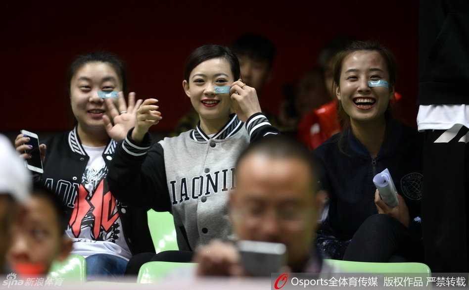 中国篮协主席信兰成表情严肃地坐在看台上，专注地观看总决赛的激烈对抗