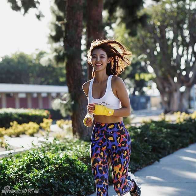 运动女神江素妍:篮球场上的魔鬼身材,拳击海潮间的玲珑曲线 江素妍运动后拿着水瓶补充水分,脸上带着运动后的红晕,显得活力十足