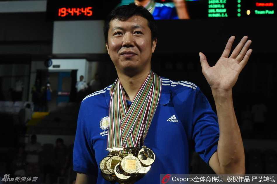 追风少年永不朽,郅爱一生忆峥嵘 易建联代表年轻一代球员为王治郅佩戴荣誉奖牌,两人深情相拥,传递着中国篮球内线的传承与希望。