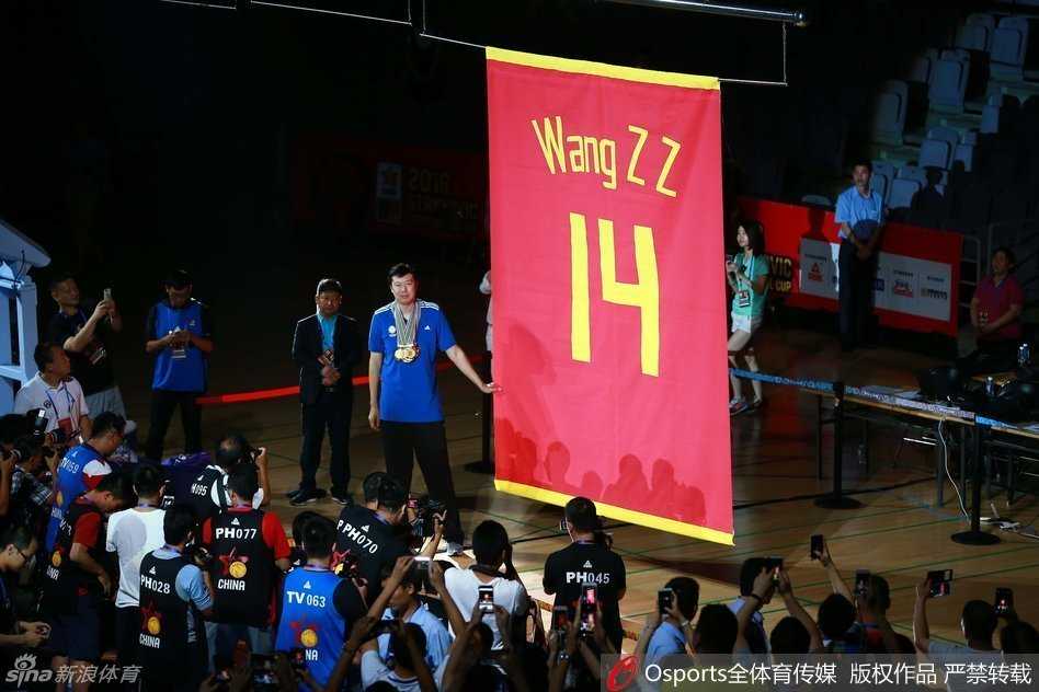 追风少年永不朽,郅爱一生忆峥嵘 王治郅高举中国篮球突出贡献奖奖杯,向全场观众致意,这一刻的荣耀属于他二十年来对篮球的执着与热爱。