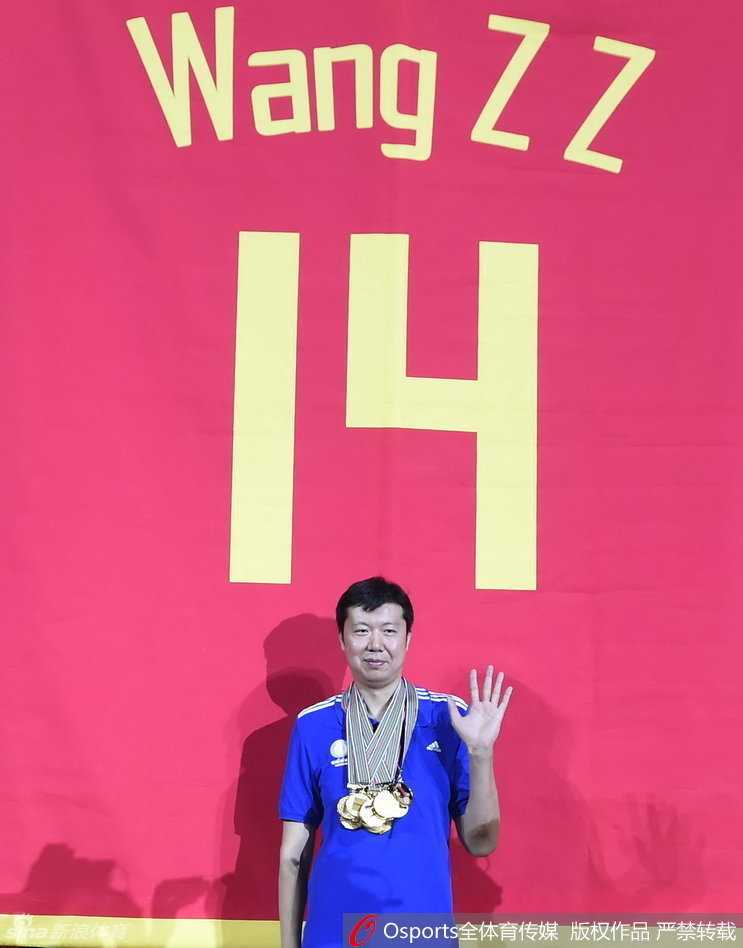 追风少年永不朽,郅爱一生忆峥嵘 王治郅深情凝望自己的14号球衣高悬于体育馆上空,这一瞬间象征着一段传奇的圆满落幕,也代表着中国篮球一个时代的永恒定格。