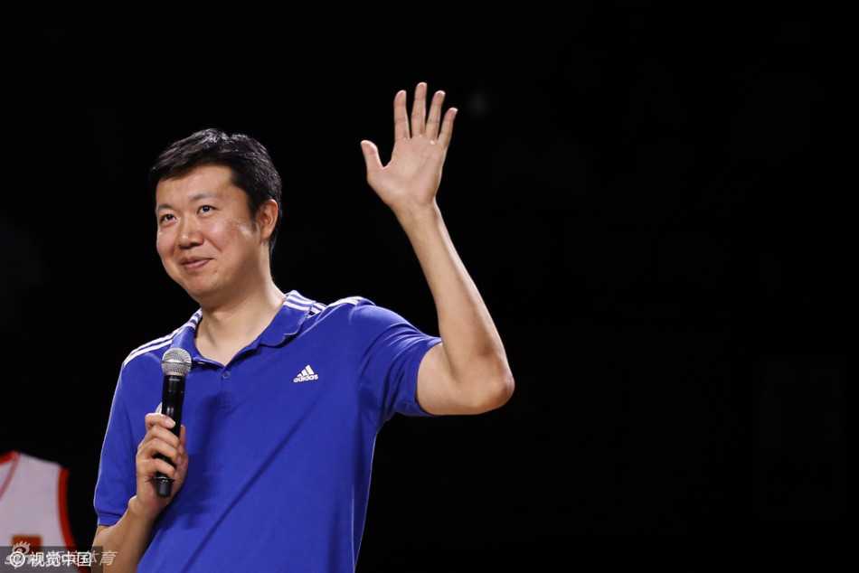 追风少年永不朽,郅爱一生忆峥嵘 姚明手持话筒深情致辞,向这位伟大的对手与队友表达敬意,身旁的王治郅神情专注,两位移动长城的聚首令全场动容。