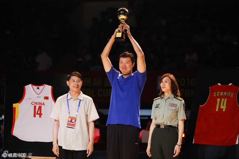 追风少年永不朽,郅爱一生忆峥嵘 姚明、王治郅与易建联三人并肩而立,中国篮球的三个标志性人物同框,构成了一幅充满传承意义的珍贵画面。