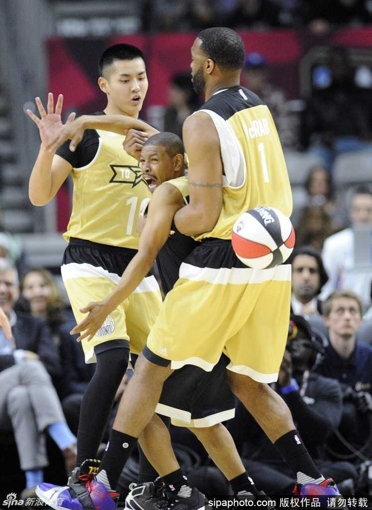 吴亦凡与队友麦蒂在场边热聊，两位跨界巨星惺惺相惜，气氛融洽。