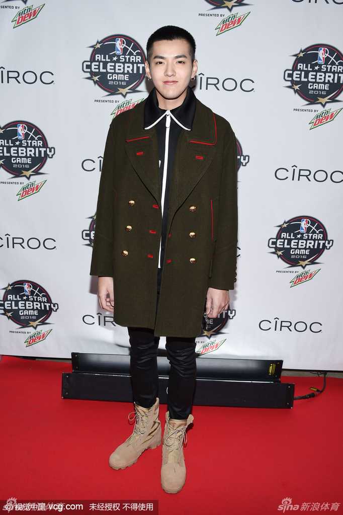 赛前热身时，吴亦凡专注地进行拉伸训练，眼神中透露出对比赛的渴望与认真。