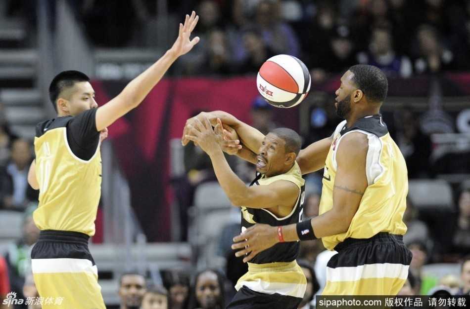 面对防守，吴亦凡毫无惧色，持球突破，身姿矫健如一阵旋风。