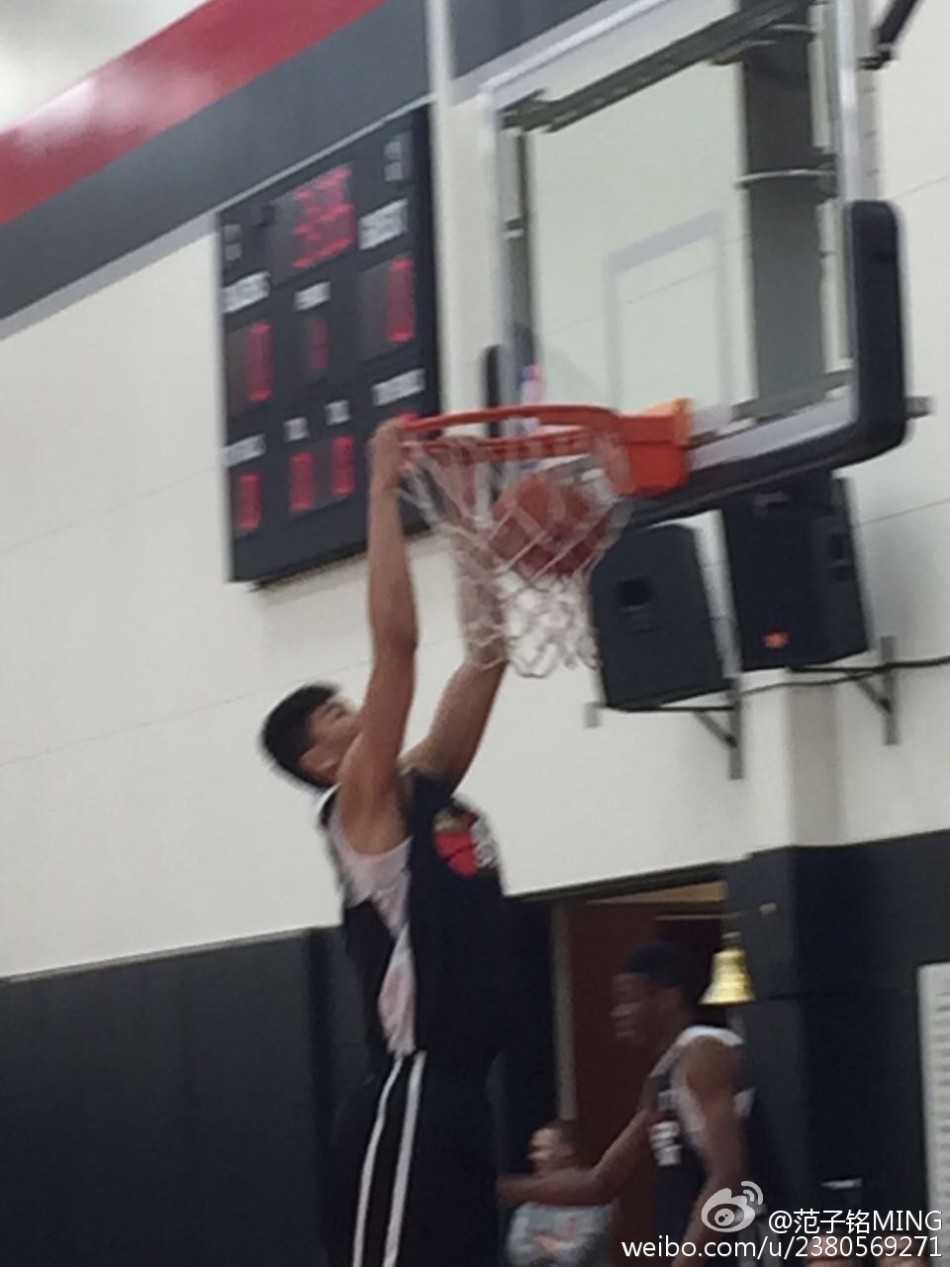 逐梦波特兰:范子铭的篮球峰会洗礼与成长印记 比赛结束后,范子铭与辽宁队主教练郭士强在场边亲切合影,两人面带微笑,背后是波特兰球馆的看台。