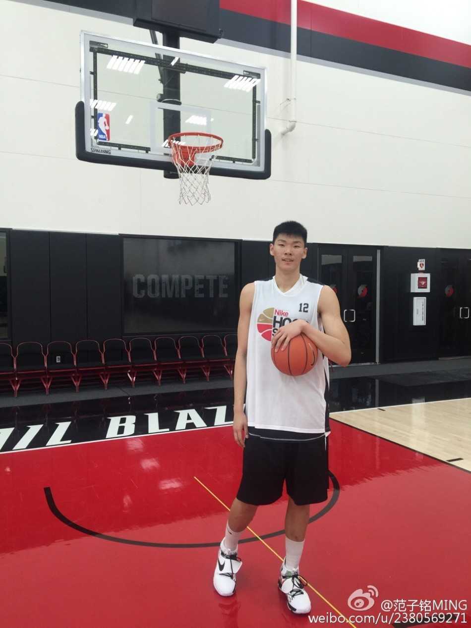 逐梦波特兰:范子铭的篮球峰会洗礼与成长印记 身穿便装的范子铭与国际队队友们围坐在一起,认真聆听教练布置战术,神情专注,融入团队氛围之中。