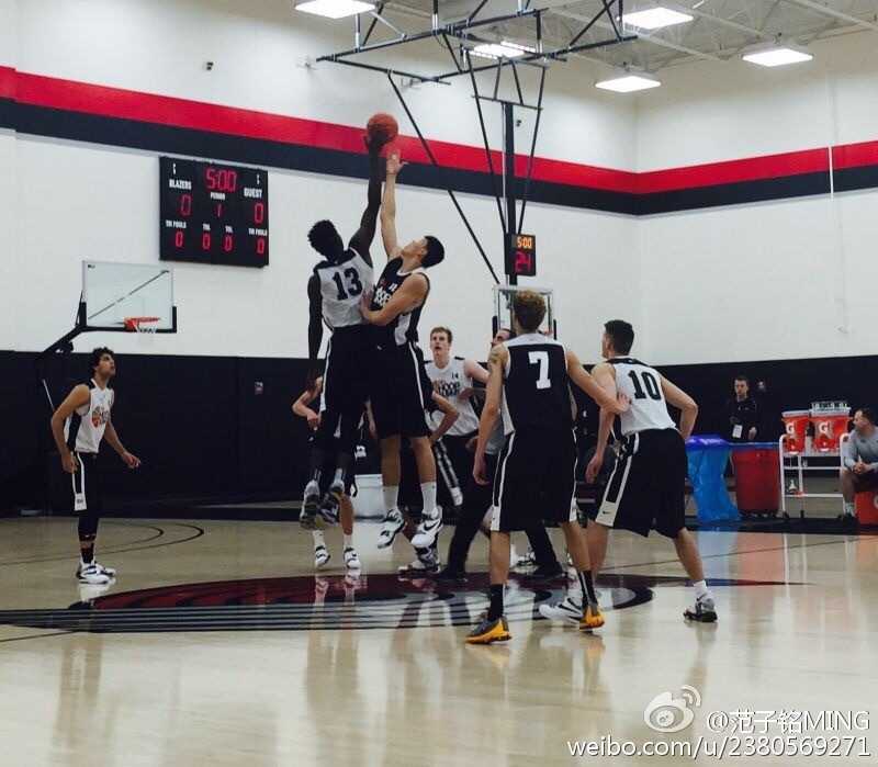 逐梦波特兰:范子铭的篮球峰会洗礼与成长印记 身穿国际队红色战袍的范子铭在赛前热身中神情专注,拉伸筋骨,为即将到来的激烈对抗做着最后准备。