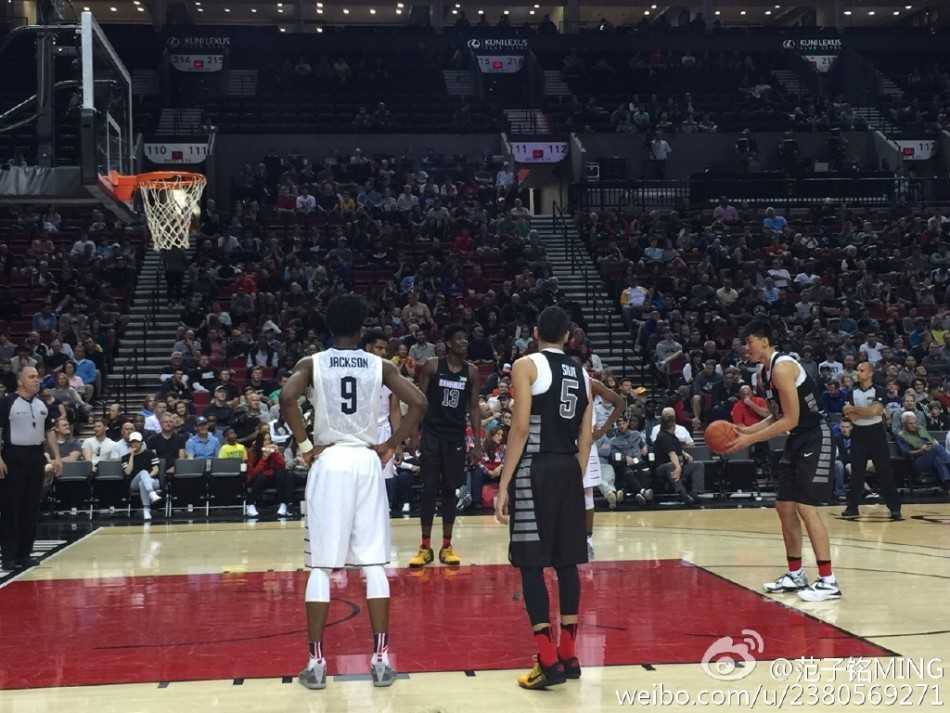 逐梦波特兰:范子铭的篮球峰会洗礼与成长印记 范子铭与好友兼竞争对手德安德烈·艾顿在场上击掌致意,两位未来的职业联赛内线,在青春时留下了同场竞技的身影。