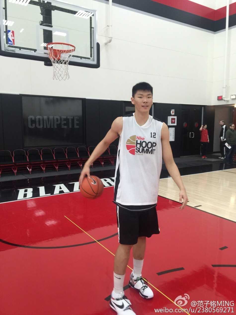 逐梦波特兰:范子铭的篮球峰会洗礼与成长印记 面对美国队高大内线的严密防守,范子铭毫无惧色,高高跃起拼抢篮板球,手臂上的肌肉线条展现出全力拼搏的力量感。