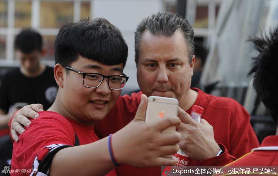 吉篮球员们集体亮相中超看台，他们身披亚泰围巾，与现场球迷亲密合影，记录下这难得的跨界瞬间。