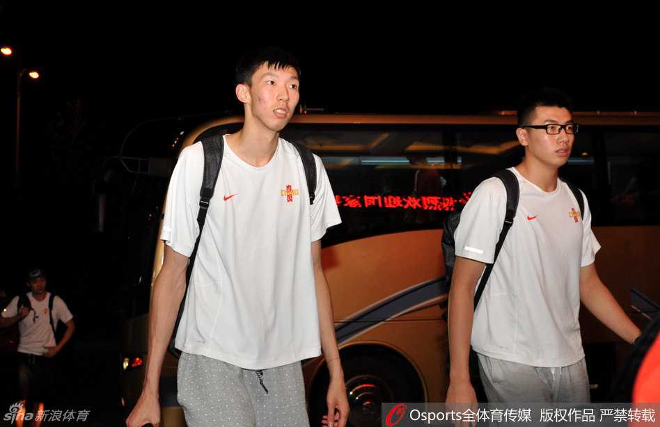 邹雨宸在联赛中高高跃起单手劈扣，对手只能望其项背，篮筐仿佛在颤抖