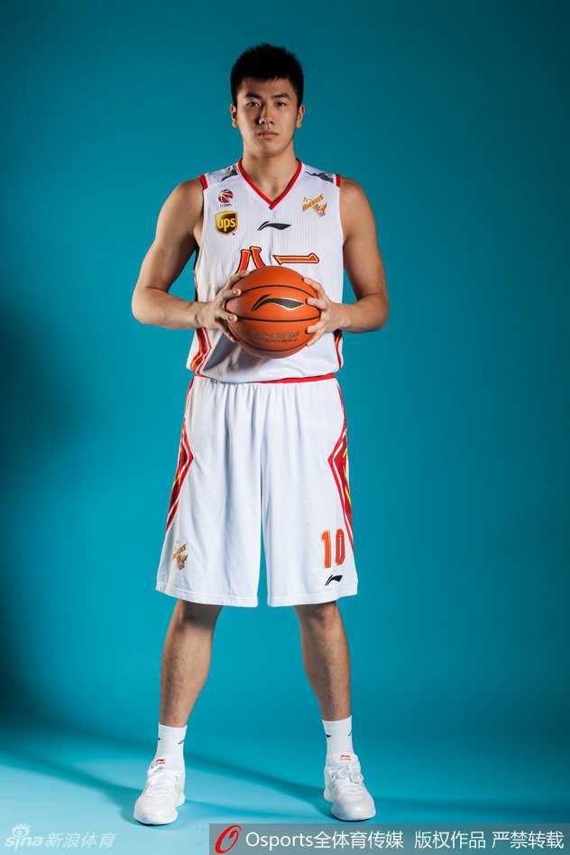 邹雨宸与周琦身穿红色国家队队服同框训练，两人认真倾听教练战术布置