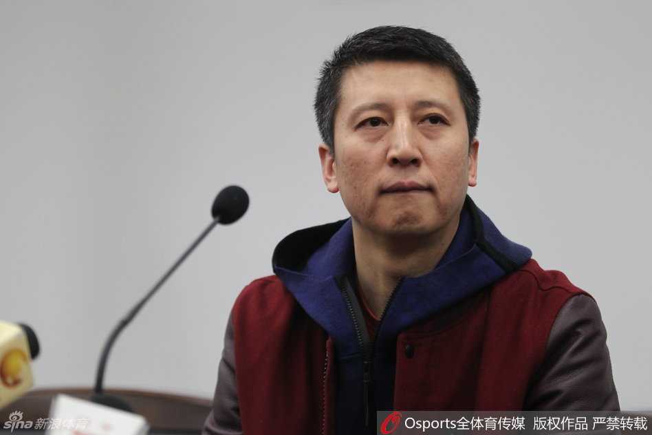 郭士强指导在赛后发布会上眉头紧锁，眼神中透露出不甘，但嘴角依然挂着对弟子们的鼓励与坚定。