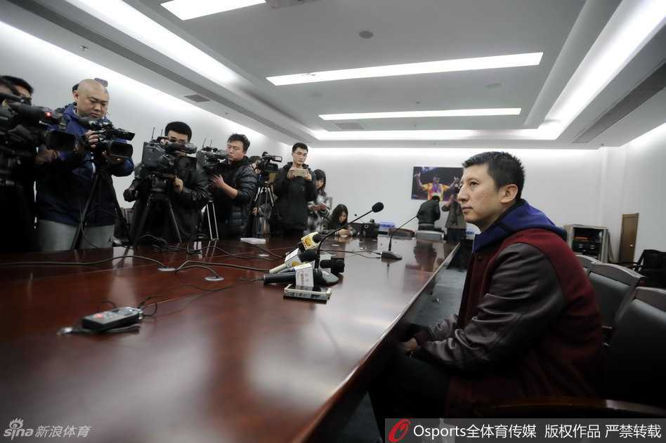 郭士强在场边给球员布置战术，手舞足蹈地讲解着跑位要点，尽显一位冠军教头的专业与投入。