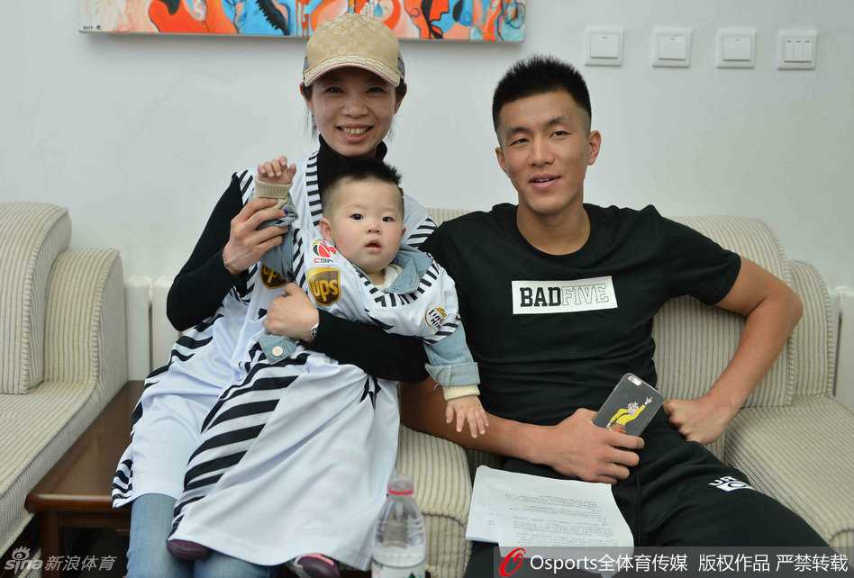 在临时搭建的投篮区域前，郭艾伦正专注地凝视篮筐，他屈膝、举球、出手，动作一气呵成，周围的球迷们屏息凝视，等待着篮球空心入网的那一刻。