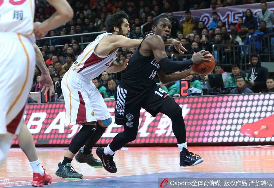 郭艾伦面对吴前的贴身紧逼，他重心压得极低，眼神中透露出猎手般的冷静，准备用标志性的转身过人完成摆脱。