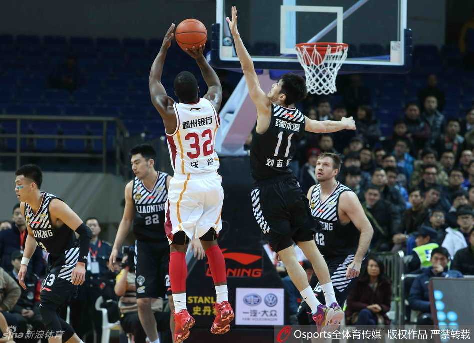 辽宁队的兰多夫寸步不离地盯防着巴赫拉米，两人在低位进行着激烈的身体对抗，肌肉碰撞的声音仿佛穿透了画面。