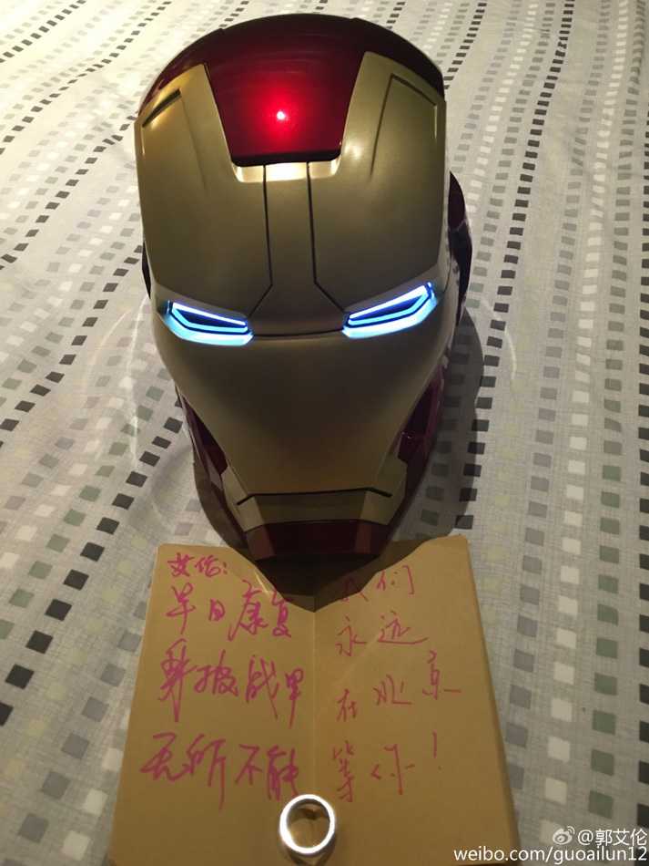 郭艾伦喜获球迷众筹钢铁侠头盔,变身最帅“双料侠客” 郭艾伦戴着完整的头盔侧身站立,展现出头盔完美的流线型轮廓,他一只手轻轻扶着下颌部位,活脱脱就是电影里走出的托尼·斯塔克。