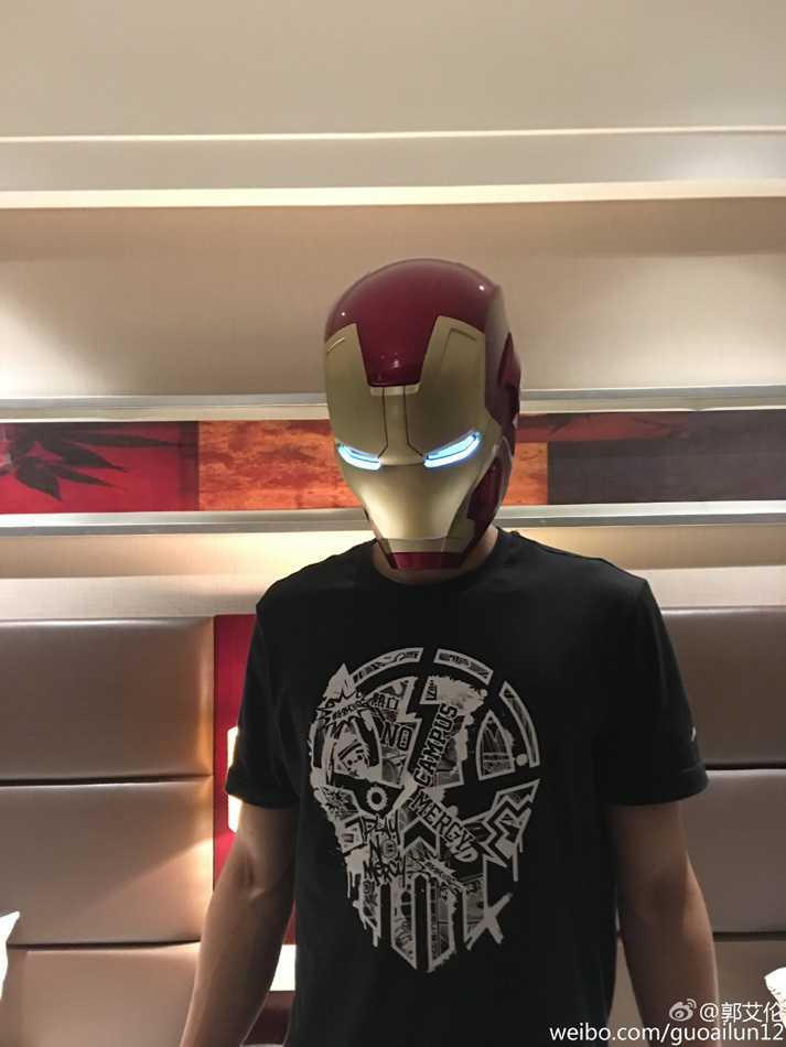 郭艾伦喜获球迷众筹钢铁侠头盔,变身最帅“双料侠客” 郭艾伦将头盔面罩掀起,露出自己清秀却坚定的面庞,一手扶着金色头盔边缘,刚毅的金属与柔和的面部线条形成了奇妙的和谐。