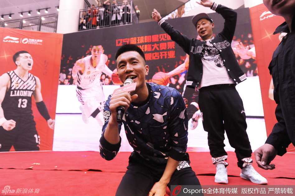 郭艾伦现场飙歌深情告白 杨鸣人气爆棚遭美女球迷“围堵” 郭艾伦双手高举麦克风,脸上带着憨厚又投入的笑容,仿佛置身于个人演唱会,将东北式幽默与深情完美融合。