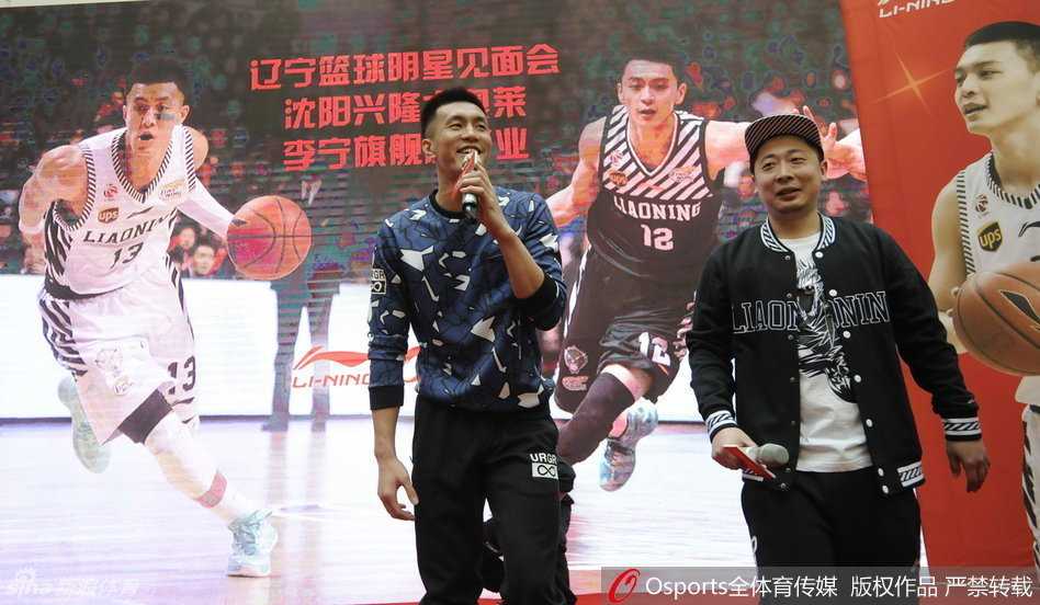 郭艾伦现场飙歌深情告白 杨鸣人气爆棚遭美女球迷“围堵” 身着浅蓝上衣的杨鸣露出阳光笑容,身旁的礼仪小姐被他帅气的侧颜所吸引,眼神中流露出一丝羞涩与惊叹。