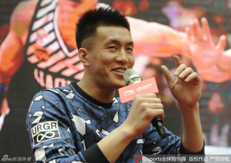 郭艾伦现场飙歌深情告白 杨鸣人气爆棚遭美女球迷“围堵” 一位美丽的女球迷终于和偶像杨鸣同框,她笑得眼睛弯成月牙,杨鸣则礼貌地微微侧身,画面既温馨又养眼。