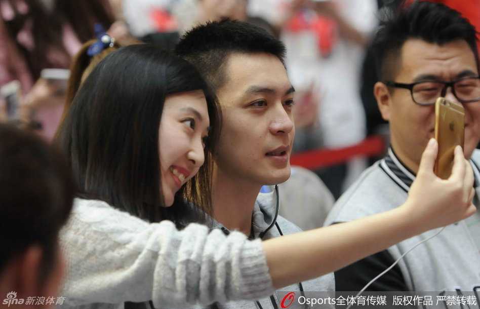 郭艾伦现场飙歌深情告白 杨鸣人气爆棚遭美女球迷“围堵” 现场气氛达到顶点,在郭艾伦的歌声中,球迷们纷纷举起手机,将这一片欢乐的蓝色海洋永久定格,记录下辽篮与球迷的温情时刻。