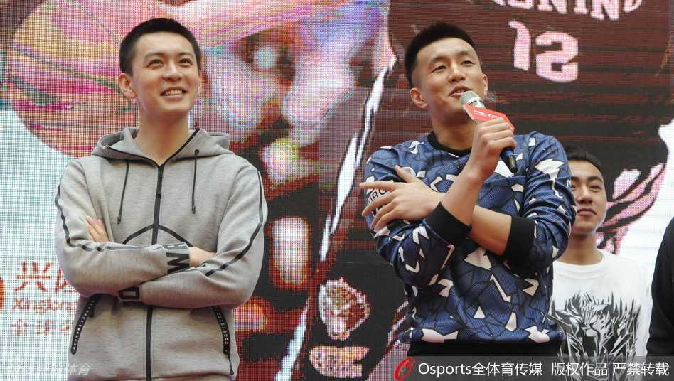 郭艾伦现场飙歌深情告白 杨鸣人气爆棚遭美女球迷“围堵” 郭艾伦与杨鸣并肩站在一起,一个搞怪逗趣,一个帅气逼人,辽篮双星闪耀全场,成为活动中最亮丽的风景线。