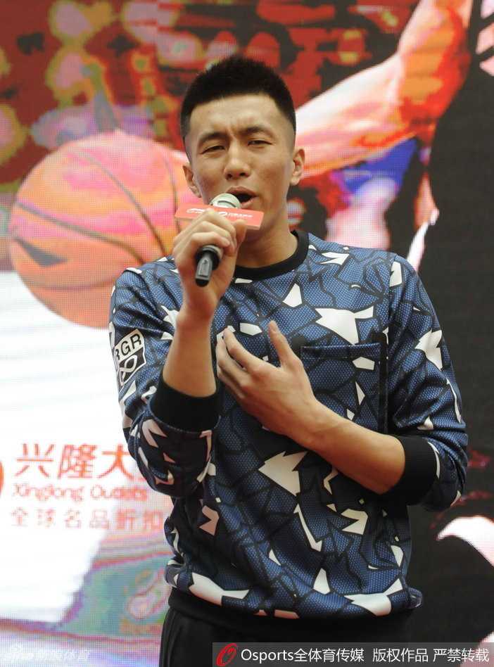 郭艾伦现场飙歌深情告白 杨鸣人气爆棚遭美女球迷“围堵” 郭艾伦手持麦克风,闭眼深情献唱,完全沉浸在东北版《再见》的旋律中,搞怪又真诚的表情逗乐了全场观众。