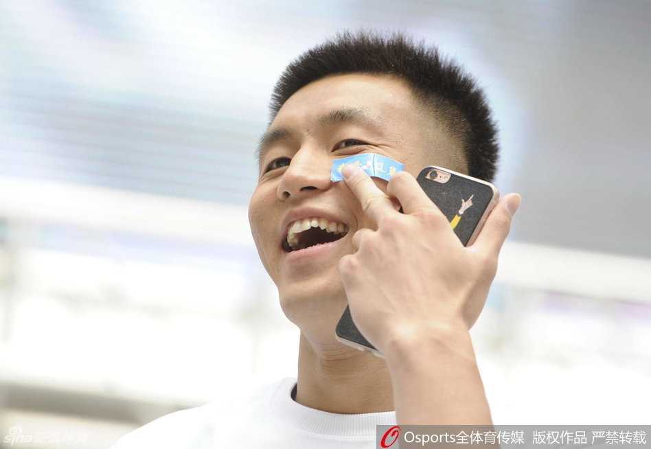 郭艾伦咧嘴笑开了花，露出标志性的搞怪表情，心情好到藏不住。