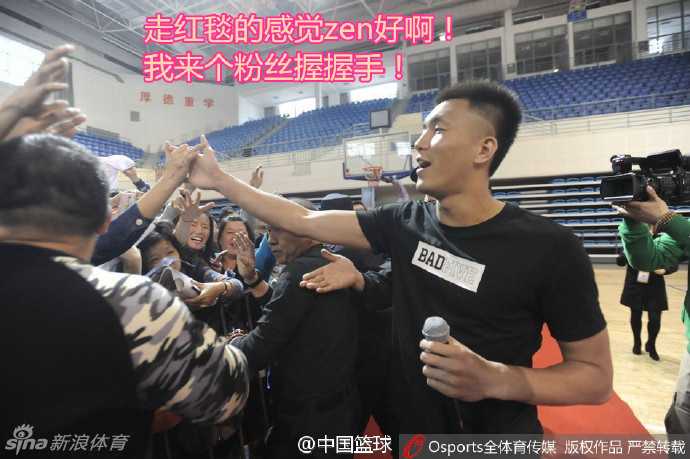 郭艾伦的欢乐假期:从网红歌手到困倦大男孩 郭艾伦在球迷见面会上热情弯腰,紧紧握住小球迷的手,眼神里满是宠溺,仿佛在说‘感谢老铁支持’。