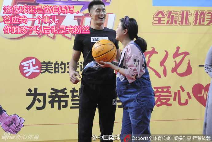 郭艾伦的欢乐假期:从网红歌手到困倦大男孩 郭艾伦在与现场观众互动时,毫无顾忌地张开大嘴打了一个大大的哈欠,那‘血盆大口’和眯成缝的眼睛,逗乐了旁边的女粉丝。