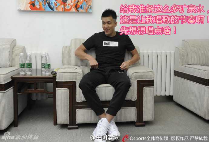 郭艾伦的欢乐假期:从网红歌手到困倦大男孩 郭艾伦手握麦克风,表情投入地准备高歌一曲,那微微张开的嘴巴和上挑的眉毛,仿佛在告诉大家‘我要开始飙高音了’。