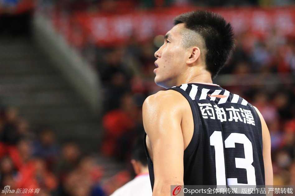 郭艾伦在命中关键球后激情庆祝，他张开双臂，仰天长啸，脸上洋溢着属于大男孩的纯真与狂喜，感染了全场观众。