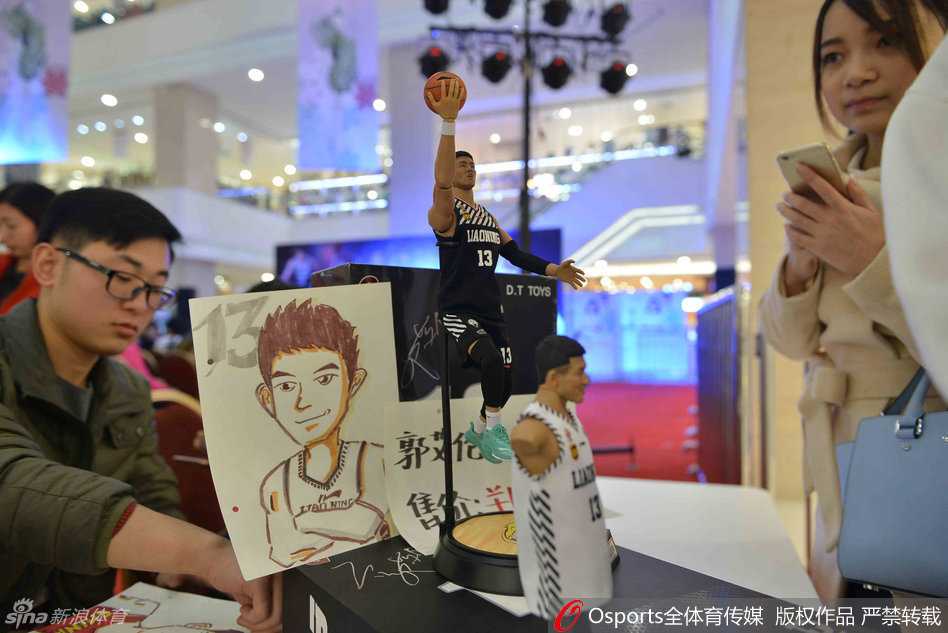 展台上单独展示着郭艾伦人偶的头部特写，那标志性的眉眼和发型雕刻得栩栩如生，旁边的配件盒里整齐排列着多款可替换的专用手型。