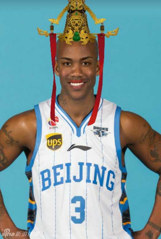 郭艾伦韩德君领衔众星爆笑扮相,这组图看完彻底颠覆你对CBA的认知 外援马布里身穿红色唐装拱手作揖,一脸‘老北京儿’的范儿,完全融入中国文化的他笑得像个邻家大叔。