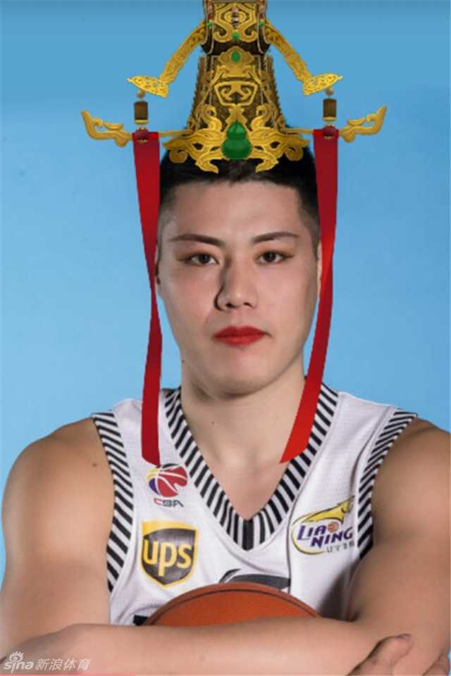 郭艾伦韩德君领衔众星爆笑扮相,这组图看完彻底颠覆你对CBA的认知 ‘颜值担当’杨鸣身穿复古西装帅气逼人,手拿折扇翩翩公子的模样,完美诠释了明明可以靠脸却偏要打球。