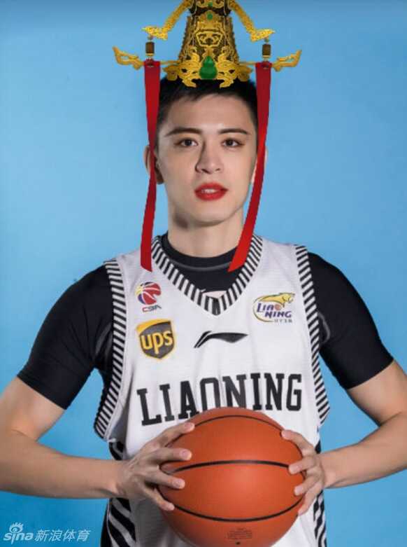 郭艾伦韩德君领衔众星爆笑扮相,这组图看完彻底颠覆你对CBA的认知 亮点来了!平时严肃的裁判员也加入了群演队伍,身穿花衬衫戴着假发扮起了‘加勒比海盗’,这喜剧效果直接拉满堪称全场MVP。