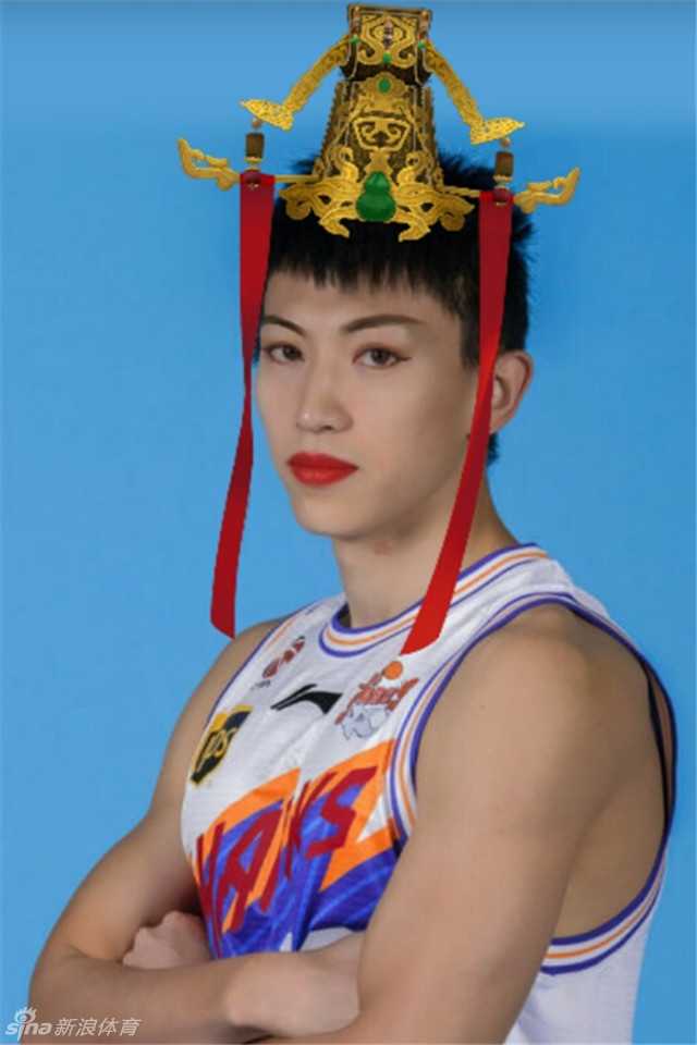 郭艾伦韩德君领衔众星爆笑扮相,这组图看完彻底颠覆你对CBA的认知 易建联身穿马褂戴着墨镜扮‘大佬’,身后小弟环绕,大哥气场展露无遗,这种霸气扮相恐怕也只有阿联能hold住。