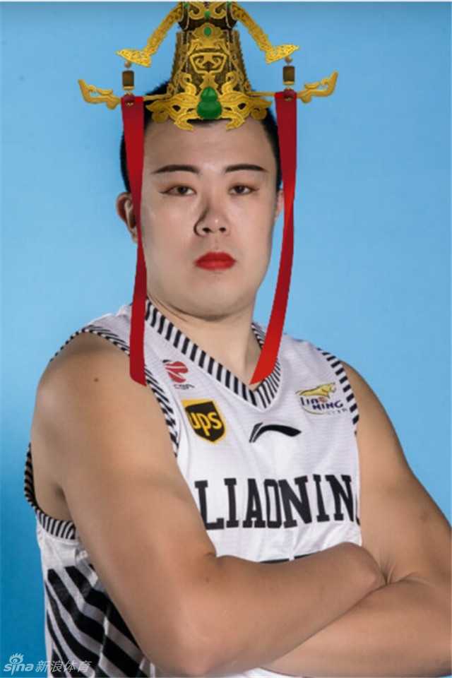 郭艾伦韩德君领衔众星爆笑扮相,这组图看完彻底颠覆你对CBA的认知 贺天举化身‘摇滚主唱’,戴着墨镜抱着吉他放声高歌,旁边刘志轩配合演出,平日里的投手在舞台上气场全开。