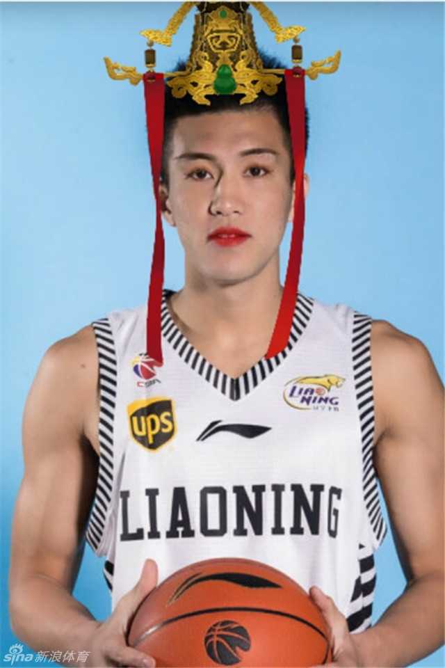 郭艾伦韩德君领衔众星爆笑扮相,这组图看完彻底颠覆你对CBA的认知 辽宁队核心郭艾伦头戴卡通大嘴帽,瞪大眼睛卖萌,这搞怪表情与他球场上的犀利突破形成巨大反差萌。