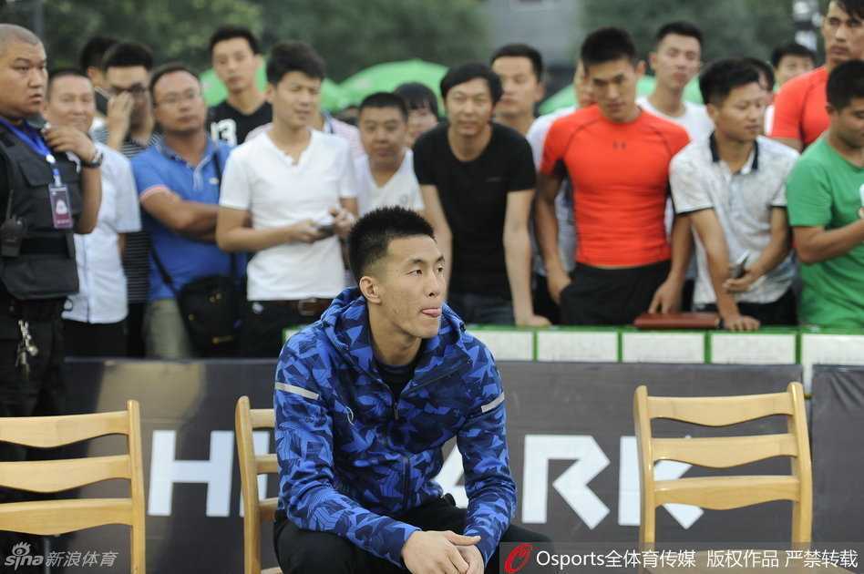 活动尾声，郭艾伦与热情的球迷们合影留念，虽然身体抱恙，但这一刻的温暖互动让感冒带来的不适也似乎减轻了许多。