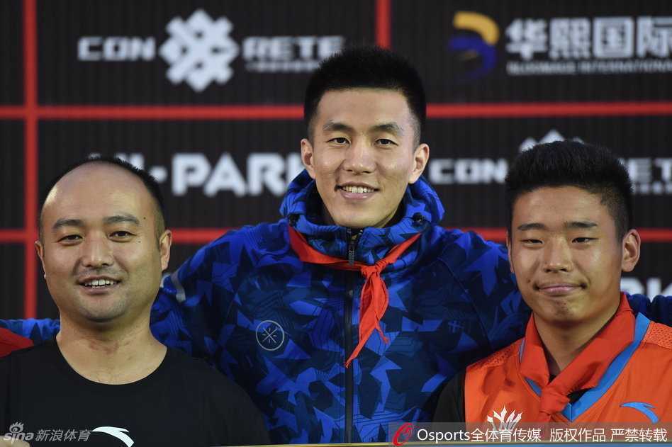 郭艾伦在场边观看比赛，虽然身患感冒身体发冷，但他依旧神情专注，对场上的每一个精彩表现都给予关注。