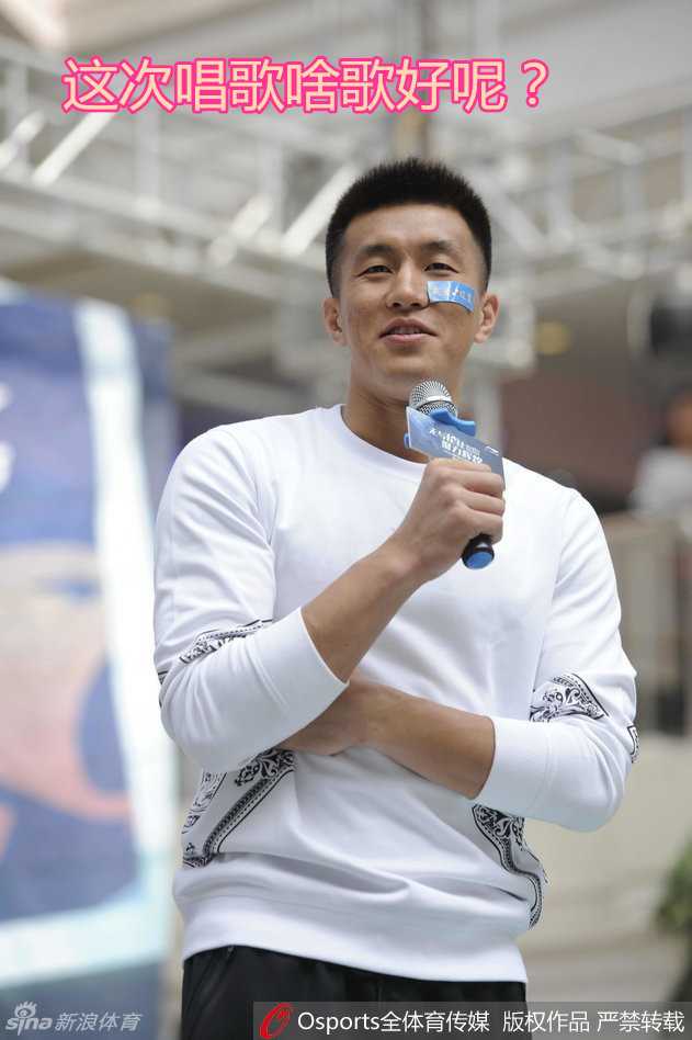 活动现场气氛热烈，郭艾伦被小朋友们团团围住，他蹲下身子与孩子们平视互动，眼神中充满关爱与耐心。