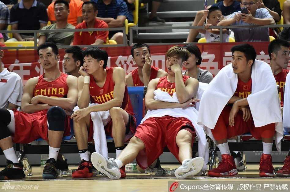 国奥队进攻陷入僵局，后卫在弧顶指挥跑位，队友们按照战术穿插掩护，正在耐心组织一次关键进攻。